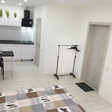 Small Underground Apartment At The Center 헤르손 외부 사진