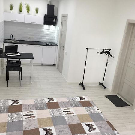 Small Underground Apartment At The Center 헤르손 외부 사진