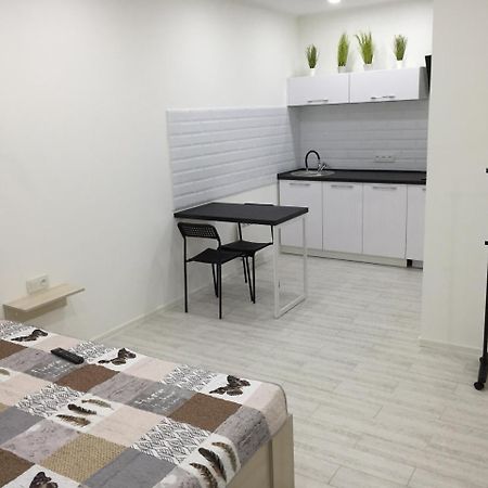 Small Underground Apartment At The Center 헤르손 외부 사진