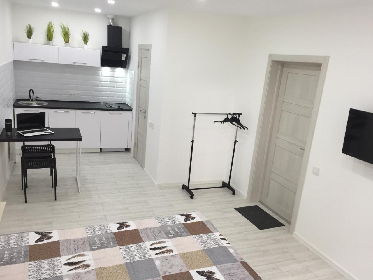 Small Underground Apartment At The Center 헤르손 외부 사진