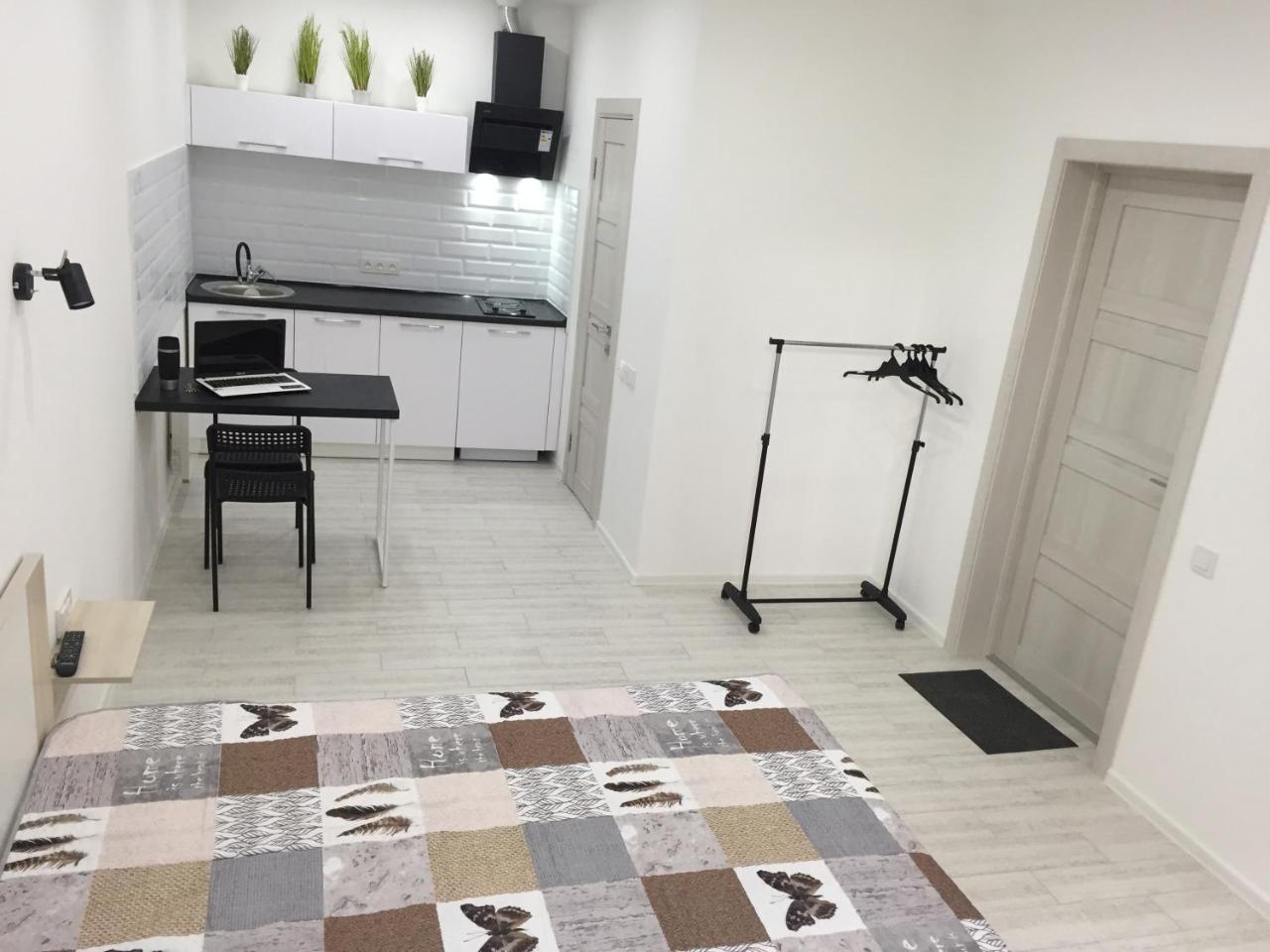 Small Underground Apartment At The Center 헤르손 외부 사진