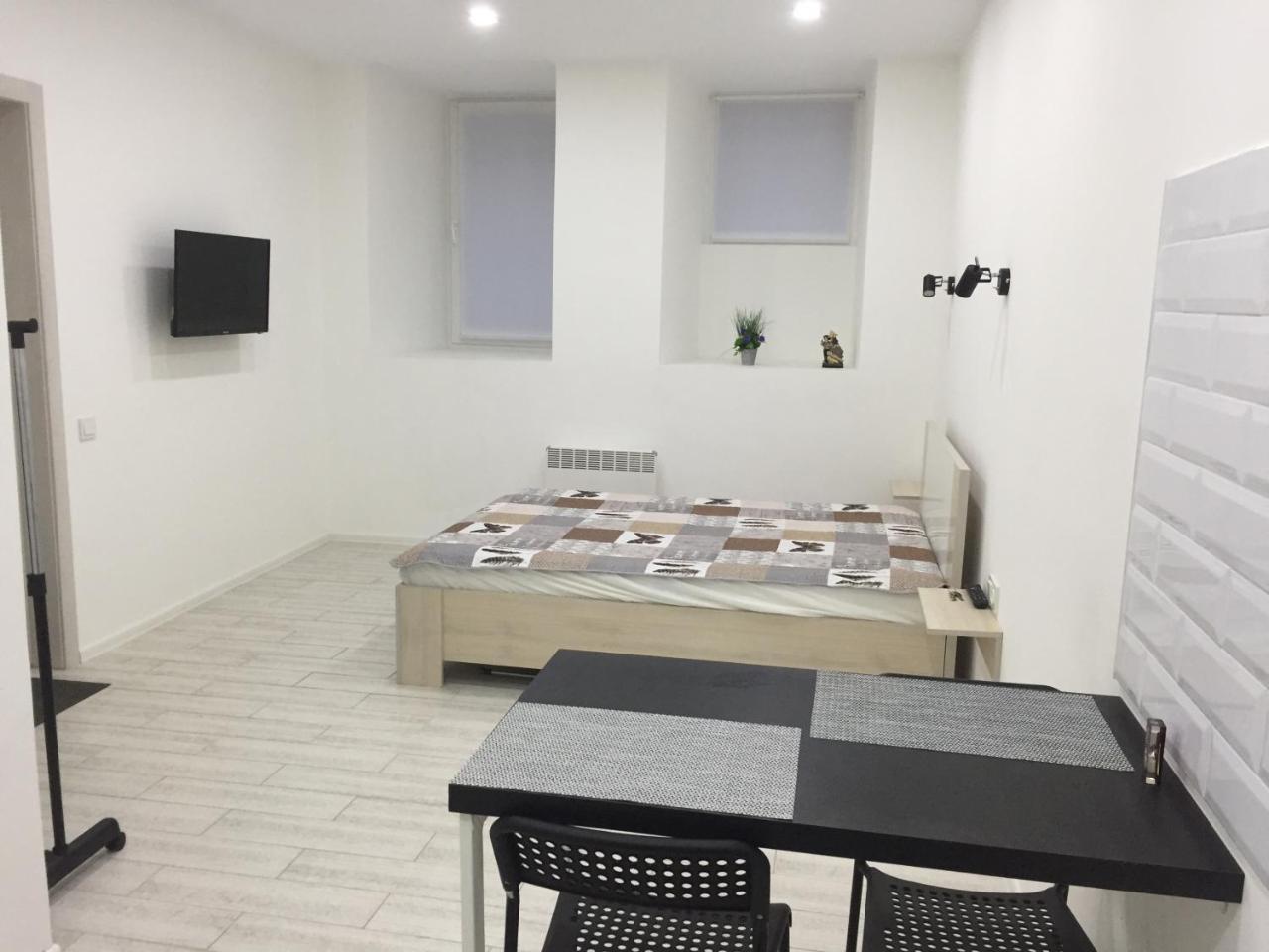 Small Underground Apartment At The Center 헤르손 외부 사진